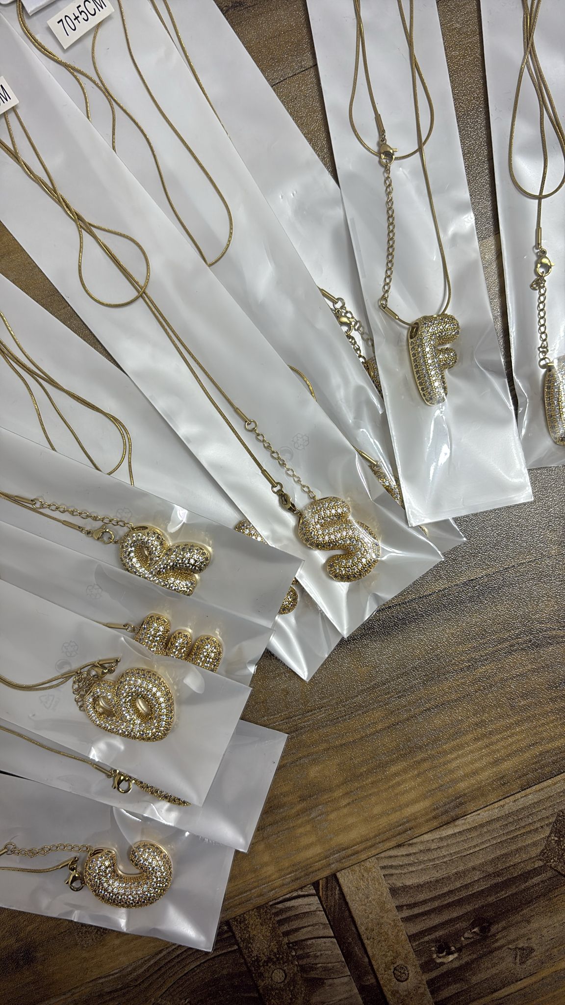 Collana lunga con lettera grande