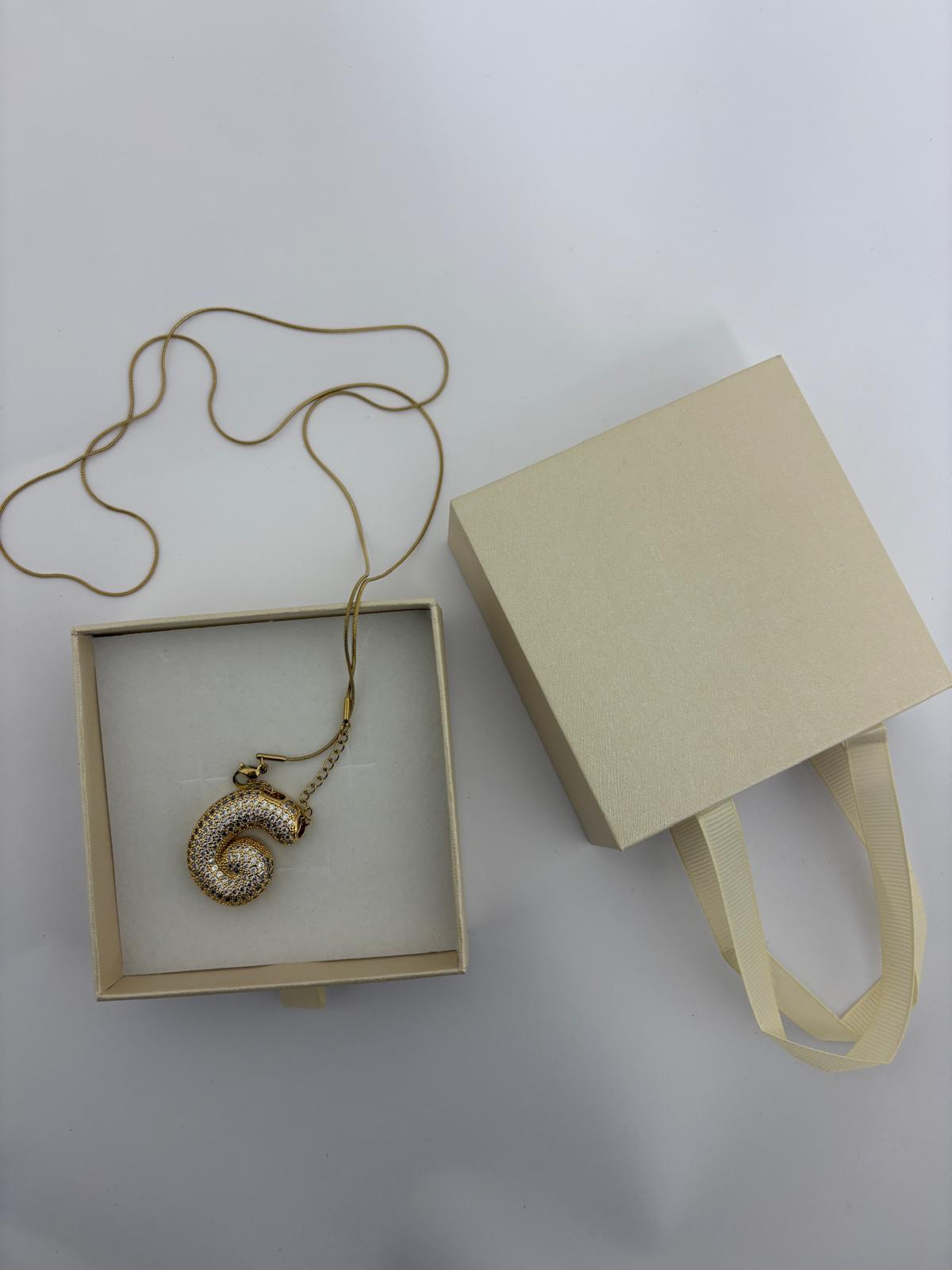 Collana lunga con lettera grande